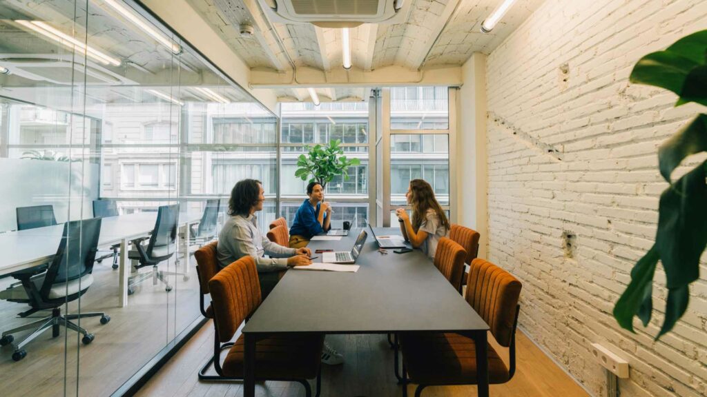 Limpieza de salas de reuniones: buenas prácticas para mantenerlas impecables
